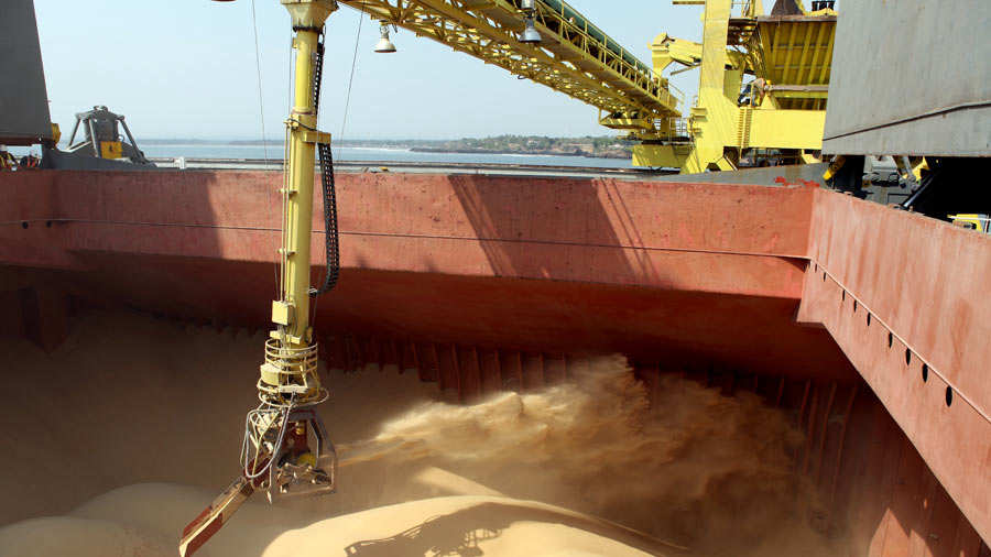 Imagen de barco de carga recibiendo las toneladas de azúcar que irá a Corea del Sur.